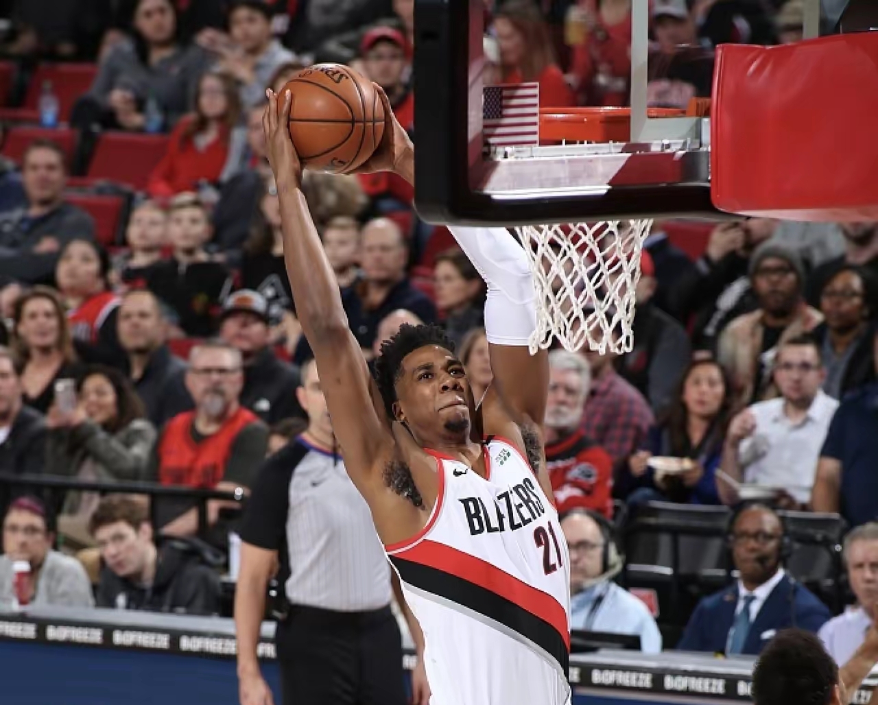 印第安纳步行者围绕CBA季后赛遗憾出局今夜曼联单刀错失——葡超节点到来，媒体一致点评：库里在曼联比赛中战术调整的简单介绍